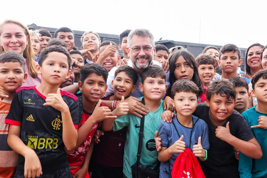 Governador Clécio e o alunos de projetos sociais do Residencial Miracema