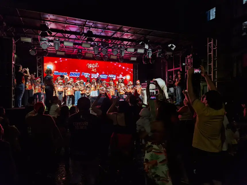 Um dos destaques da programação foi a cantata natalina com a participação de crianças, onde os professores passaram dois meses ensaiando com o coral para se apresentar nesta noite especial. 