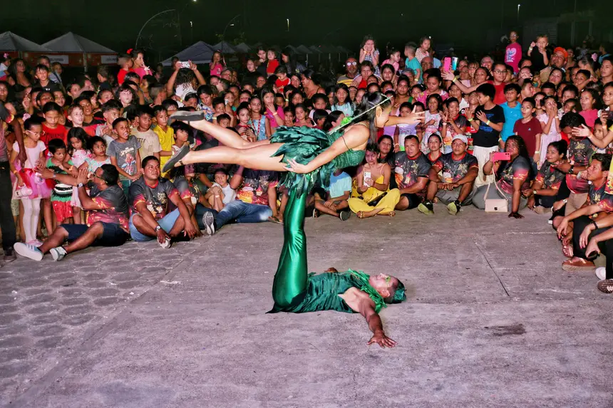 O espetáculo Natal Luz na terra do Peter Pan encantou o público 