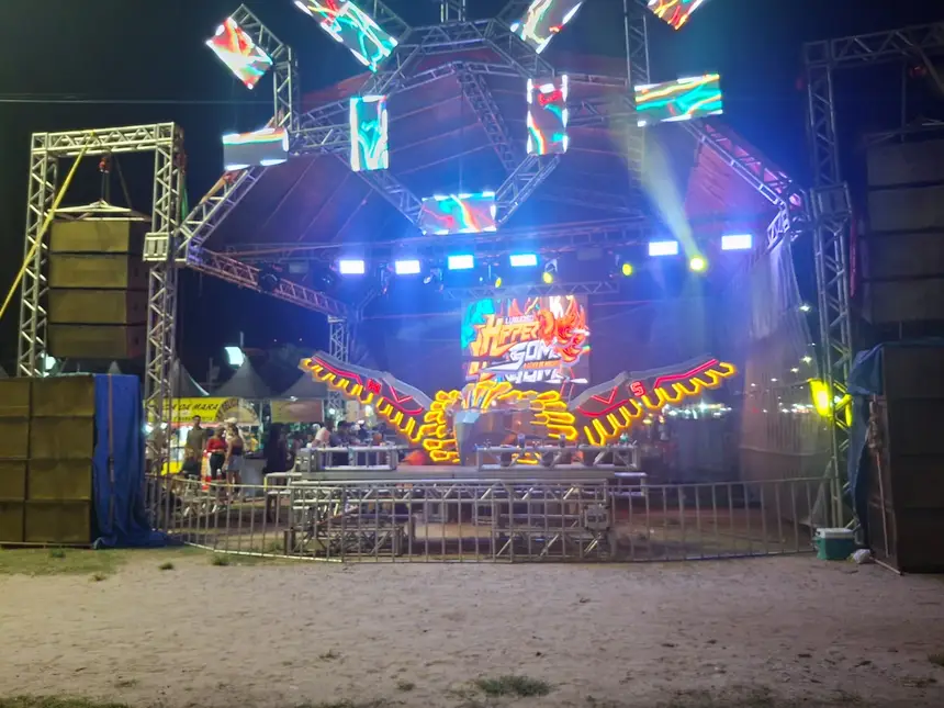 Os palcos das aparelhagens deslumbram com luzes e cores; cada um com seu encanto e forma únicos.