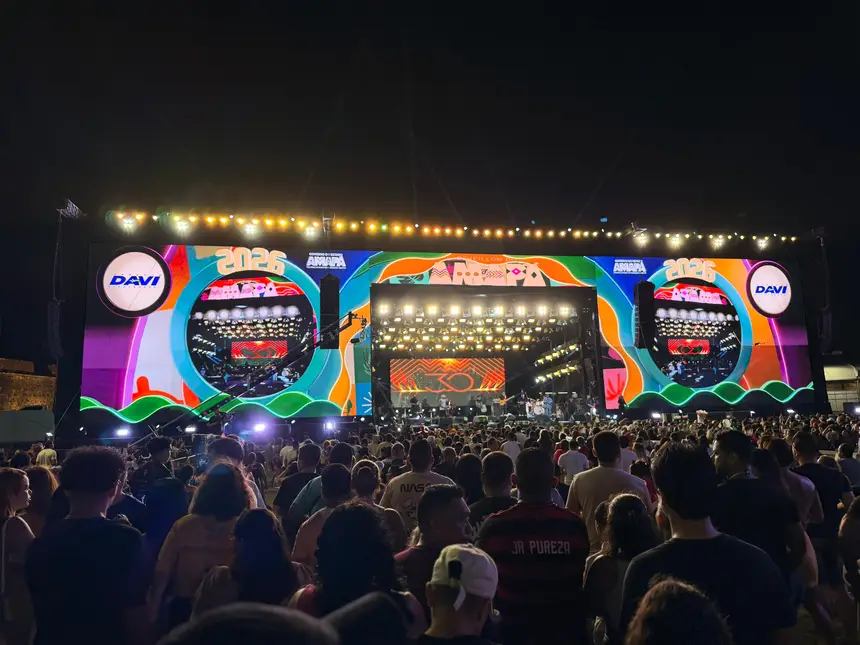 Com 50 metros de largura e 20 metros de altura, o palco impressiona pela grandiosidade e inovação