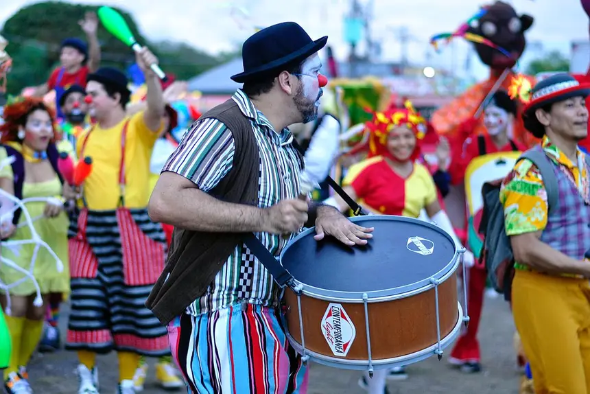 O cortejo levou muita animação ao público mirim