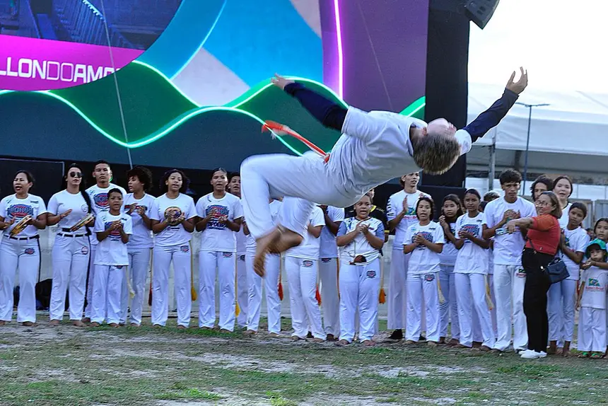Manobra dos grupos de capoeira recebeu muitos aplausos dos pequenos