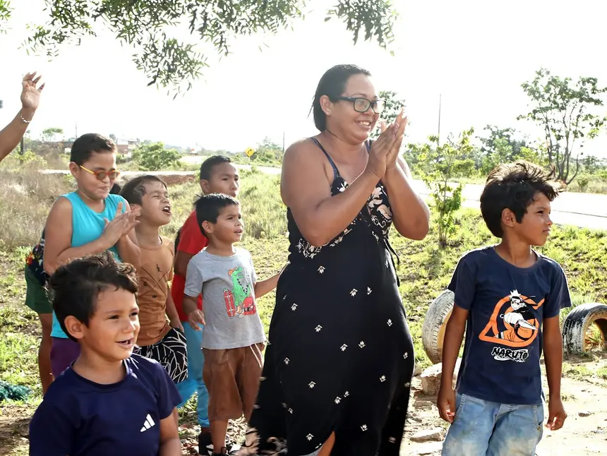 Pais levam seus filhos para receber presentes e aprovam a ideia da caravana do Natal Luz.