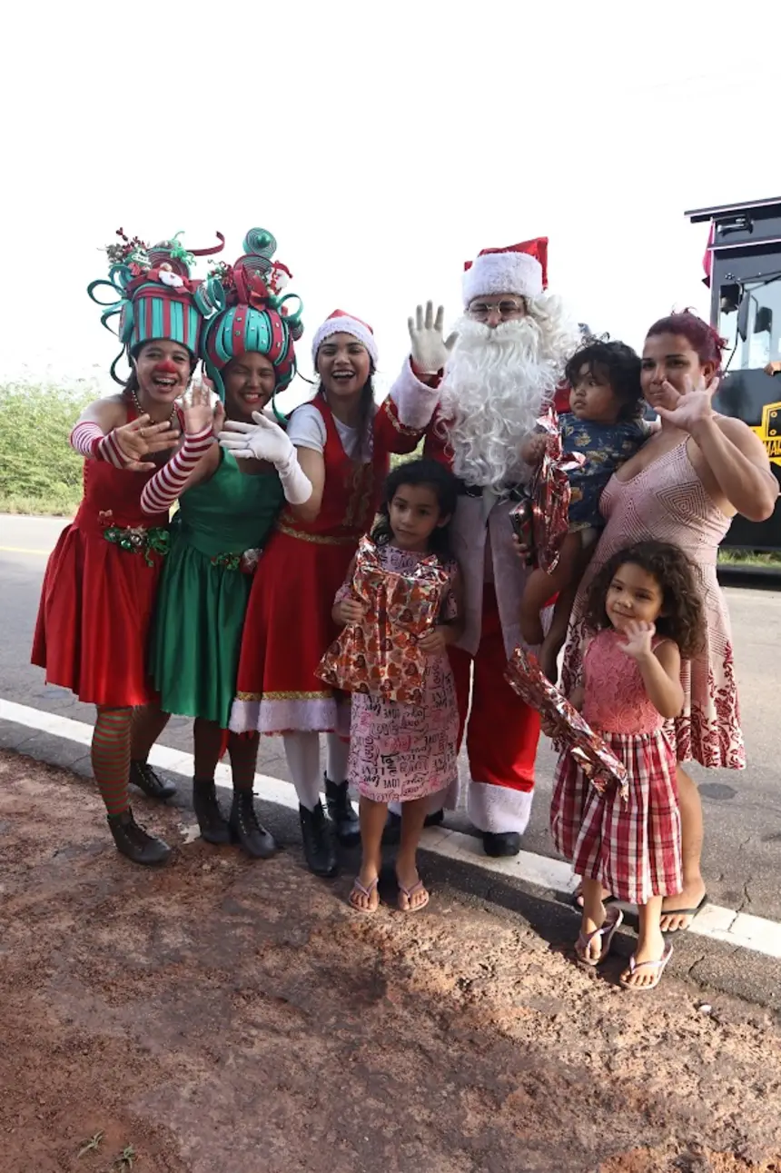 Alegria contagiante das crianças com os personagens 