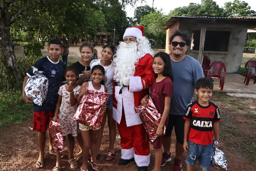 A alegria da criançada era registrar o momento com o Bom Velhinho