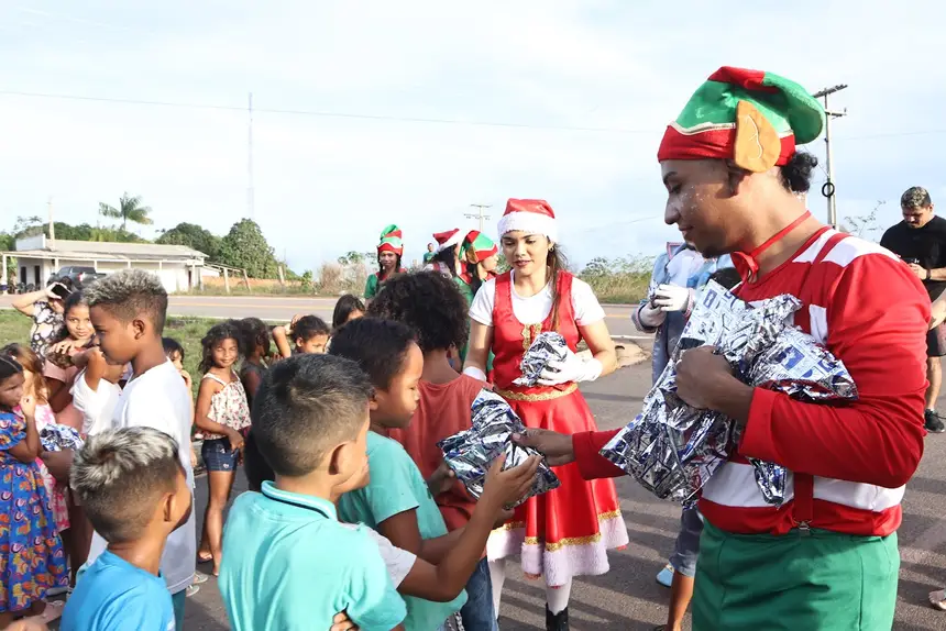 A criançada fez fila para receber presentes na localidade de Abacate da Pedreira