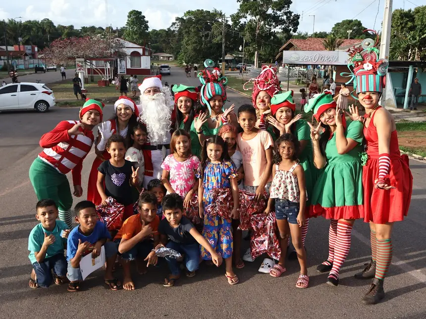 Momento marcante das crianças com os personagens 