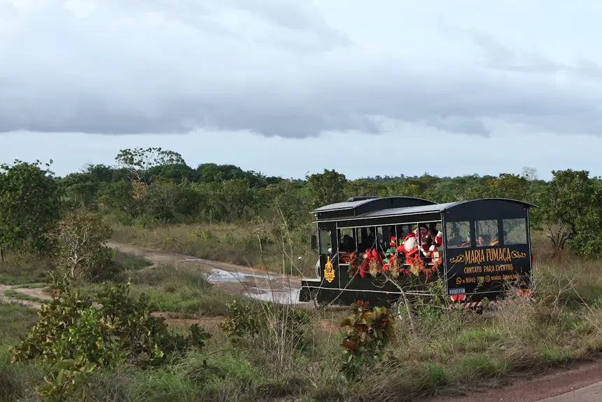 Caravana do Natal Luz do GEA cruzando a Ponte sobre o Rio Pedreiras a caminho do Assentamento Santo Antonio.