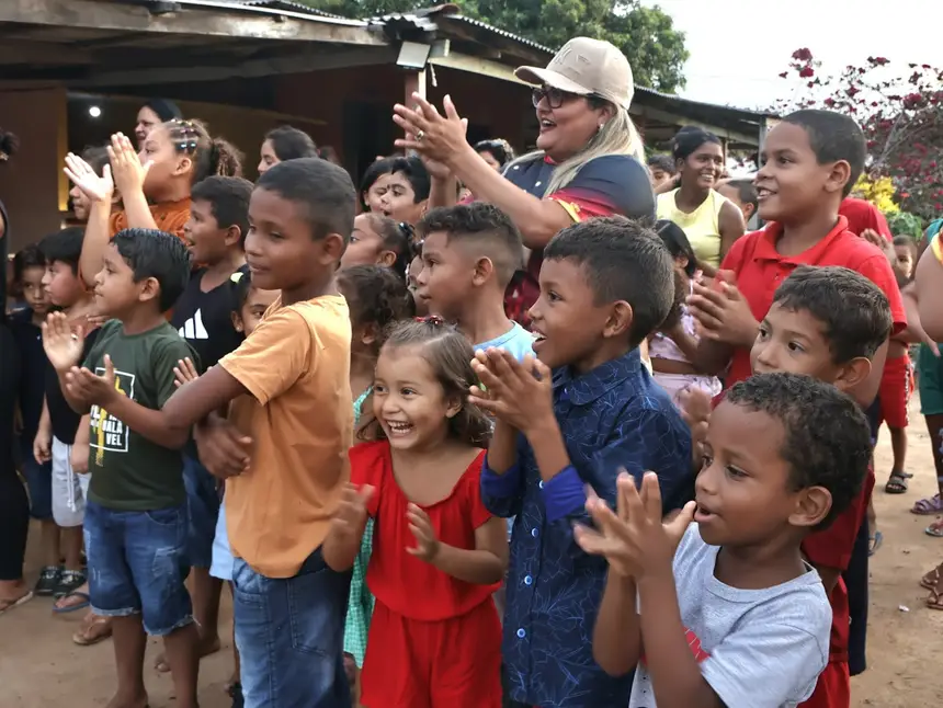 Muitas crianças esperando a chegada da comitiva do Papai Noel