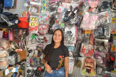 notícia: ‘É uma chance de aprender mais e garantir uma renda extra’, diz jovem contratada para trabalhar no período carnavalesco