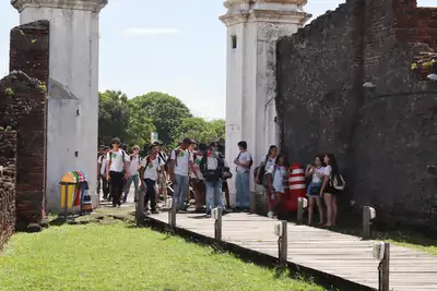 notícia: Em processo de restauro, Fortaleza de São José de Macapá recebe visita guiada de alunos do Instituto Federal do Amapá