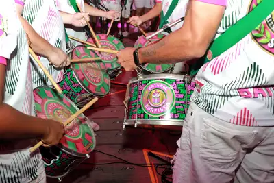 notícia: Festival de Samba de Enredo e Bateria do Carnaval 2025 agita público no Sambódromo de Macapá nesta segunda-feira, 3