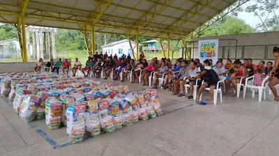 notícia: Governo do Amapá entrega kits de alimentos para mais de 100 famílias na comunidade de São Francisco do Iratapuru, em Laranjal do Jari