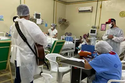 notícia: Hospital da Criança e do Adolescente utiliza musicoterapia na recuperação de pacientes internados, em Macapá