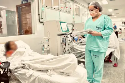 Durante a hemodiálise, os pacientes recebem suporte da equipe multidisciplinar