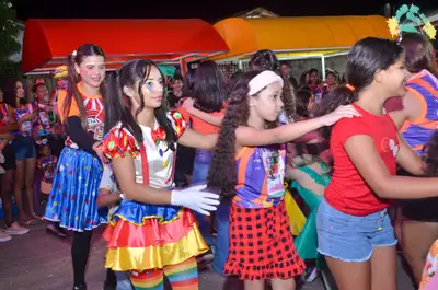 notícia: Folia com alegria do 'Carnaval do Povo' diverte moradores do bairro Parque Aeroportuário, em Macapá 