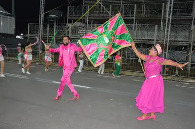 notícia: Carnaval 2025: Maracatu da Favela agita o público na abertura do último dia dos ensaios técnicos no Sambódromo de Macapá