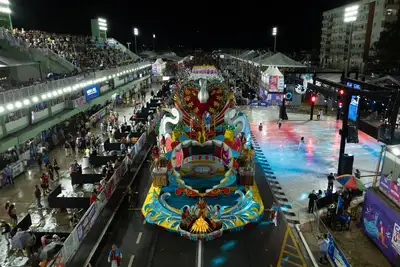 notícia: Carnaval 2025 no Amapá: com 'Senhor de Si', Emissários da Cegonha enaltece a superação na abertura da 2ª noite dos desfiles