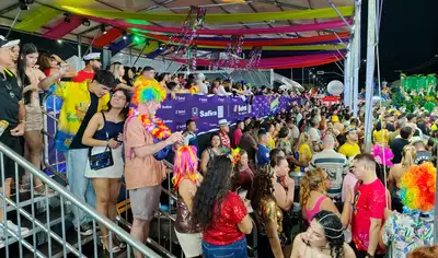 notícia: Carnaval do Meio do Mundo 2025 fortalece o turismo e atrai pessoas de diferentes cidades e países para o Sambódromo de Macapá