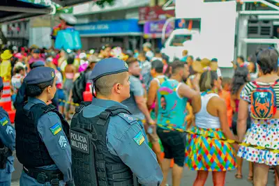 notícia: Governo do Amapá garante segurança de foliões com mais de 470 agentes públicos durante passagem do bloco 'A Banda'