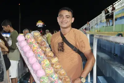 notícia: 'Aguardamos o ano inteiro por eventos como esse', diz empreendedor durante desfile das escolas de samba no Sambódromo de Macapá 