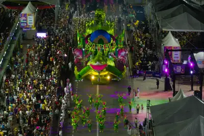 notícia: Carnaval 2025 no Amapá: Maracatu da Favela exalta arte tucuju na avenida com 'Amazonizar: O Olhar do Poeta Joãozinho Gomes em Verde e Rosa'