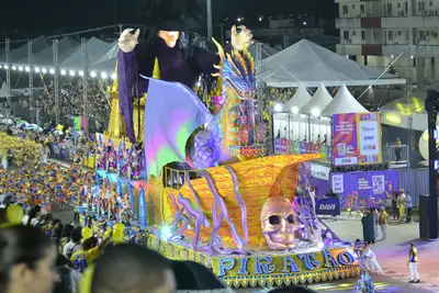 notícia: Carnaval 2025: com 'A Realeza do Sertão: o cordel azul e dourado de quem fez deste torrão o seu reinado', Piratas da Batucada fecha desfiles no Amapá