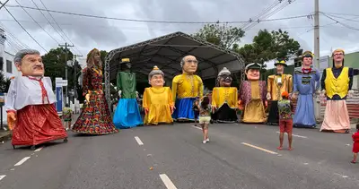 notícia: Bloco 'A Banda' homenageia história de ícones do Amapá com tradicionais bonecos gigantes nas ruas de Macapá