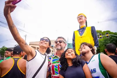 notícia: ‘Maior expressão popular do carnaval amapaense’, celebra governador Clécio Luís no aniversário de 60 anos da ‘A Banda’, em Macapá