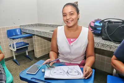 notícia: ‘Era uma das minhas metas para esse ano’, diz participante do curso de beleza promovido pelo Governo do Amapá no conjunto Macapaba