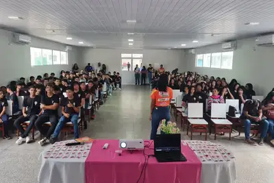 notícia: Palestra ‘Papo de Mulher’ sobre respeito e liberdade é realizada pelo Governo do Amapá em escola de Laranjal do Jari