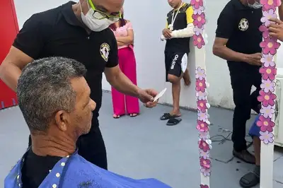 notícia: Pacientes internados realizam corte de cabelo e barba em dia de 'passeio terapêutico' no anexo do Hospital de Emergência, em Macapá