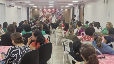 notícia: Servidoras da educação são homenageadas com apresentações de música e poesia para celebrar Dia das Mães, em Macapá 