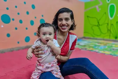 notícia: 'É por ela que eu sigo' diz jovem que concilia a vida de mãe e estudante do EJA na Escola Estadual Rivanda Nazaré, em Macapá