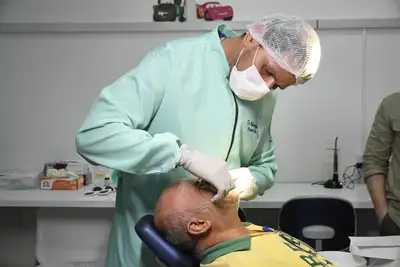 Entrega de uma das 15 próteses dentárias do CEO em Santana