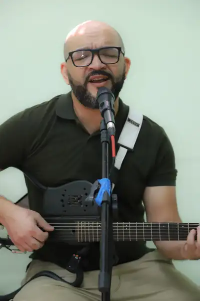 O cantor Roniel na cerimônia