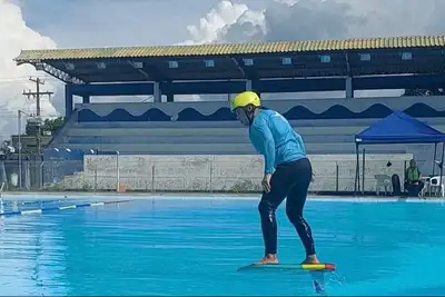 notícia: Atletas de 'Pump Foil' utilizam Piscina Olímpica do estado em Macapá para prática pioneira com apoio do Governo do Amapá