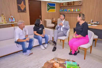 notícia: Governador Clécio Luís recebe atleta amapaense destaque do futebol feminino nos Estados Unidos