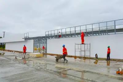notícia: Obra do Hospital de Pequeno Porte segue com instalação de painéis termoacústicos e estruturação externa, no município de Amapá