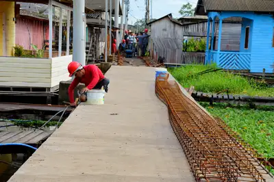 notícia: Governo do Amapá beneficia mais de mil famílias com a construção de passarelas em concreto armado e madeira de lei em Macapá