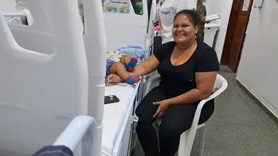Foto: Júnior Nery/GEA Francilene Lopes, mãe do pequeno Davi, de 5 meses, acometido por síndrome respiratória