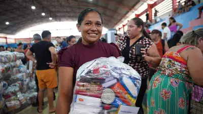 notícia: ‘Vai nos ajudar muito em casa’, diz beneficiária do Amapá Sem Fome ao receber alimentos e gás de cozinha