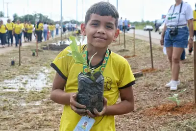 notícia: ‘A natureza garante nosso futuro’, diz estudante durante plantio de mil mudas de árvores promovido pelo Governo do Amapá