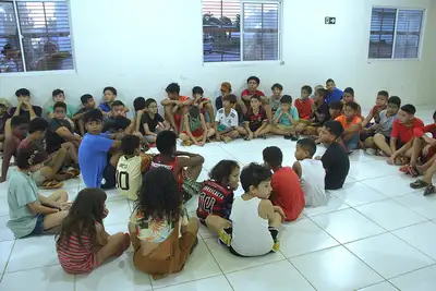 notícia: Governo do Amapá realiza aula inaugural de projetos de capoeira e futebol para crianças e adolescentes do Residencial Miracema, em Macapá