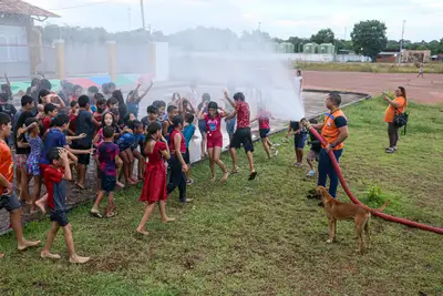 notícia: Crianças do Residencial Miracema recebem atividades de férias socioambientais e banho ao ar livre promovido pelo Governo do Amapá