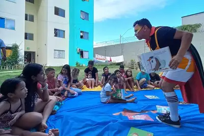 notícia: Contação de histórias, brincadeiras e distribuição de doces alegram crianças do Residencial Vila dos Oliveiras em ação do Governo do Amapá