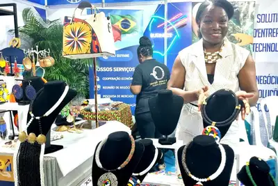 notícia: ‘Uma experiência verdadeiramente enriquecedora’, relata empreendedora guianense ao expor designer de moda na Feira Internacional de Oiapoque