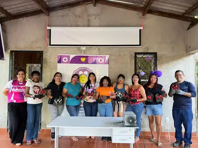 notícia: Governo do Amapá e Ifap realizam oficina de sandálias com material reciclado para fomentar empreendedorismo feminino, em Oiapoque