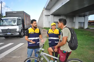 notícia: Detran Amapá orienta ciclistas e condutores de veículos durante ação educativa na Rodovia Duca Serra, em Macapá